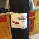 Tablier avec poche imprimée VOITURES AMERICAINES A ROME noir 1 atelier-bear