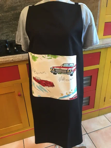 Tablier avec poche imprimée VOITURES AMERICAINES A ROME noir 1 atelier-bear