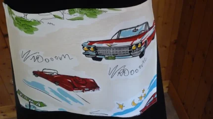 Tablier avec poche imprimée VOITURES AMERICAINES A ROME noir 2 atelier-béar