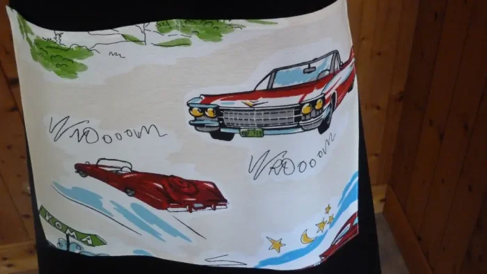 Tablier avec poche imprimée VOITURES AMERICAINES A ROME noir 2 atelier-béar