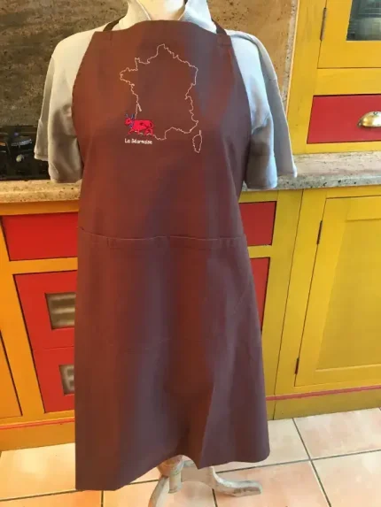 Tablier brodé 1 VACHE BEARNAISE EN FRANCE marron 1 atelier-bearnais