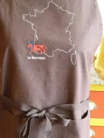 Tablier brodé 1 VACHE BEARNAISE EN FRANCE marron 3 atelier-béarnais