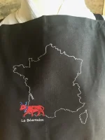 Tablier brodé 1 VACHE BEARNAISE EN FRANCE noir 2 atelier-bearnais
