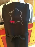 Tablier brodé 1 VACHE BEARNAISE EN FRANCE noir 3 atelier-bearnais