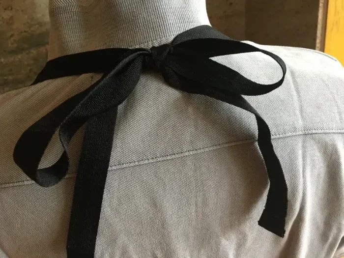 Tablier brodé 1 VACHE BEARNAISE EN FRANCE noir 4 atelier-bearnais