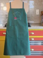 Tablier brodé 1 VACHE BEARNAISE EN FRANCE vert sapin 1 atelier-bearnais