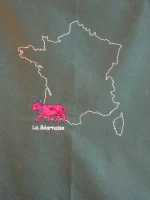 Tablier brodé 1 VACHE BEARNAISE EN FRANCE vert sapin 2 atelier-béarnais
