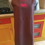 Tablier brodé 2 VACHES BEARNAISES marron 1 atelier-bearnais