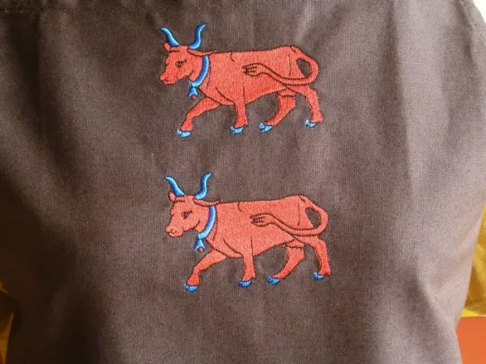 Tablier brodé 2 VACHES BEARNAISES marron 2 atelier-bearnais