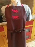 Tablier brodé 2 VACHES BEARNAISES marron 3 atelier-bearnais