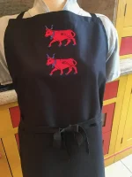 Tablier brodé 2 VACHES BEARNAISES noir 3 atelier-béarnais