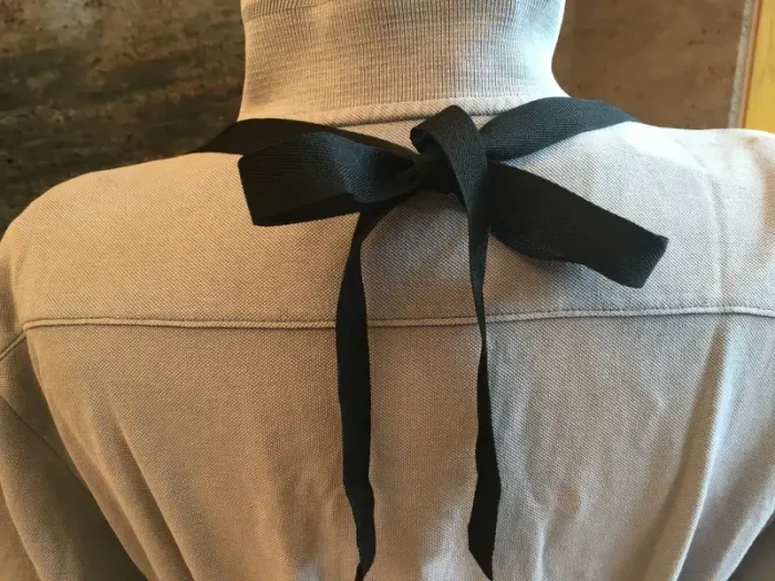 Tablier brodé 2 VACHES BEARNAISES noir 4 atelier-béarnais