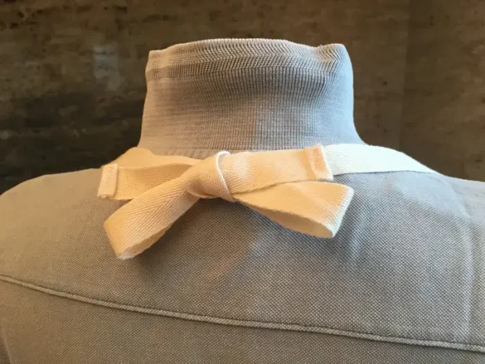 Tablier brodé HENRI IV blanc casse 3 atelier-bearnais