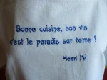Tablier brodé HENRI IV blanc cassé détail broderie 2-atelier bearnais