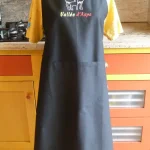 Tablier brodé d_1 BREBIS ET DE SON AGNEAU EN VALLEE D_ASPE noir 1 atelier-bearnais