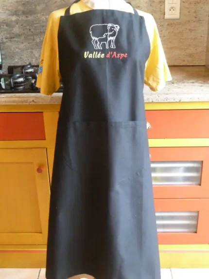 Tablier brodé d_1 BREBIS ET DE SON AGNEAU EN VALLEE D_ASPE noir 1 atelier-bearnais