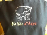 Tablier brodé d_1 BREBIS ET DE SON AGNEAU EN VALLEE D_ASPE noir 2 atelier-bearnais