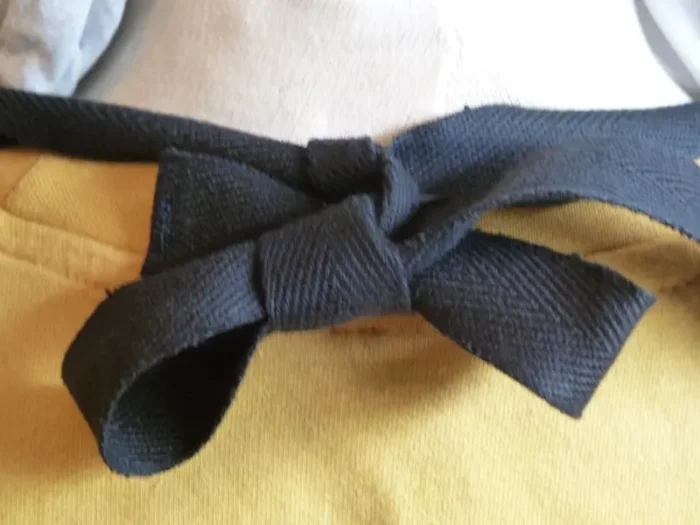 Tablier brodé d_1 BREBIS ET DE SON AGNEAU EN VALLEE D_ASPE noir 3 atelier-bearnais