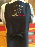 Tablier brodé d_1 BREBIS ET DE SON AGNEAU EN VALLEE D_ASPE noir 4 atelier-bearnais