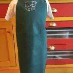 Tablier 5 ans brodé AGNEAU ET BREBIS vert sapin 1 atelier-béarnais