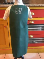 Tablier 5 ans brodé AGNEAU ET BREBIS vert sapin 1 atelier-béarnais