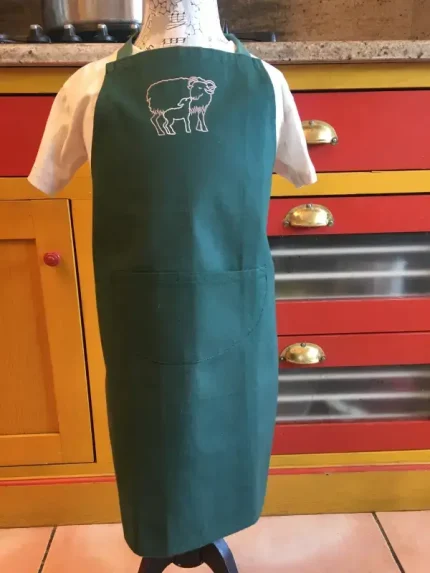 Tablier 5 ans brodé AGNEAU ET BREBIS vert sapin 1 atelier-béarnais