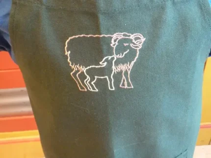 Tablier 5 ans brodé AGNEAU ET BREBIS vert sapin 2 atelier-béarnais