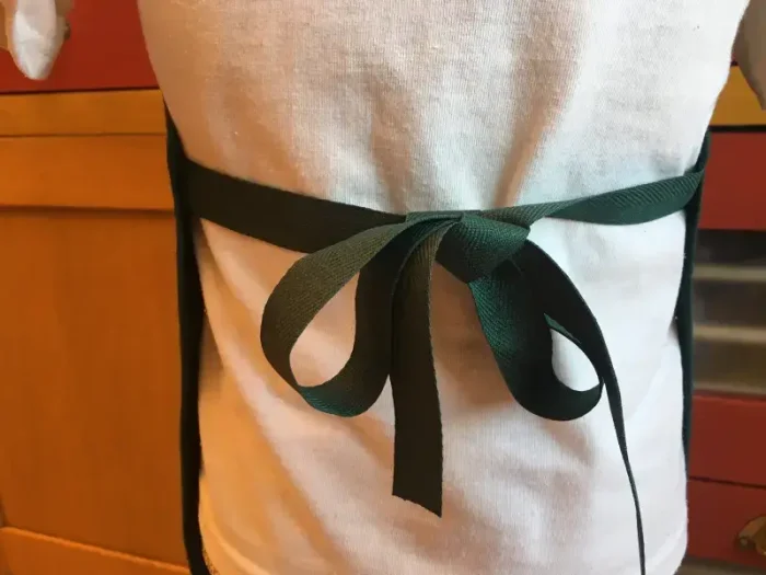 Tablier 5 ans brodé AGNEAU ET BREBIS vert sapin 4 atelier-béarnais