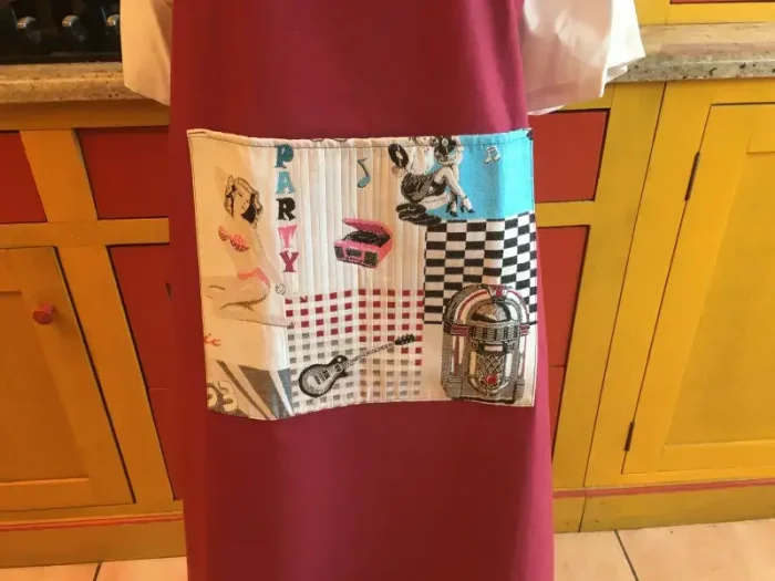 Tablier avec poche imprimée PARTY EN 53 AUX USA rouge foncé 2 atelier-béarnais