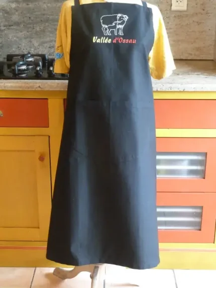 Tablier brodé AGNEAU ET BREBIS EN VALLEE D_OSSAU noir 1 atelier-bearnais