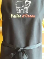 Tablier brodé AGNEAU ET BREBIS EN VALLEE D_OSSAU noir 2 atelier-bearnais