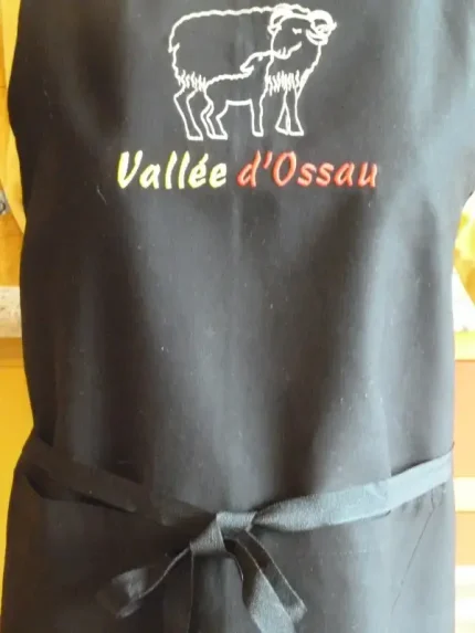 Tablier brodé AGNEAU ET BREBIS EN VALLEE D_OSSAU noir 2 atelier-bearnais