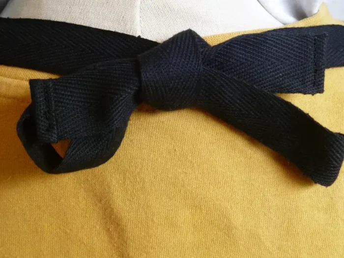 Tablier brodé AGNEAU ET BREBIS EN VALLEE D'OSSAU – Image 3