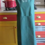 Tablier brodé AGNEAU ET BREBIS vert sapin 1 atelier-bearnais