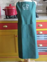 Tablier brodé AGNEAU ET BREBIS vert sapin 1 atelier-bearnais