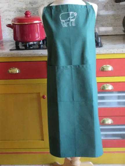 Tablier brodé AGNEAU ET BREBIS vert sapin 1 atelier-bearnais