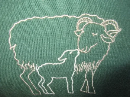 Tablier brodé AGNEAU ET BREBIS vert sapin 2 atelier-bearnais