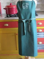 Tablier brodé AGNEAU ET BREBIS vert sapin 3 atelier-bearnais