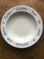 ASSIETTE-DEVINETTE à garbure HENRI IV bleu roi 1 atelier-bearnais