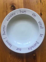 ASSIETTE-DEVINETTE à garbure HENRI IV lilas 1 atelier-bearnais