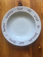 ASSIETTE-DEVINETTE à garbure HENRI IV rouge bordeaux 1 atelier-bearnais