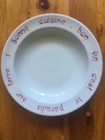 ASSIETTE-DEVINETTE à garbure HENRI IV rouge cerise 1 atelier-bearnais