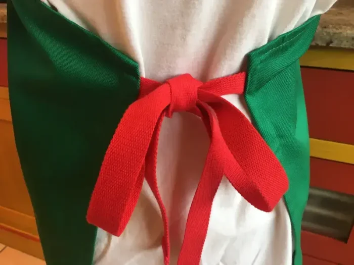 Tablier 12 ans brodé d_1 VACHE BEARNAISE vert clair 4 atelier-bearnais