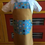 Tablier 4 ans CHATS moutarde 1 atelier-béarnais