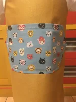 Tablier 4 ans CHATS moutarde 2 atelier-béarnais