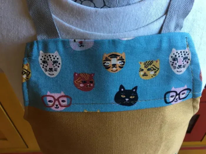 Tablier 4 ans CHATS moutarde 3 atelier-béarnais