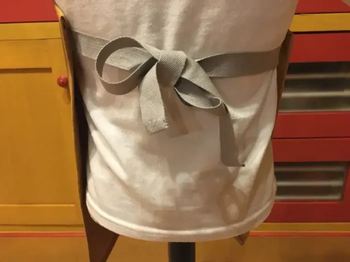 Tablier 4 ans CHATS moutarde 5 atelier-béarnais