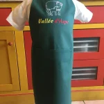 Tablier 5 ans brodé AGNEAU ET BREBIS en VALLEE D_ASPE vert sapin 1 atelier-bearnais