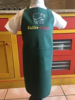 Tablier 5 ans brodé AGNEAU ET BREBIS en VALLEE D_ASPE vert sapin 1 atelier-bearnais