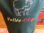 Tablier 5 ans brodé AGNEAU ET BREBIS en VALLEE D_ASPE vert sapin 2 atelier-bearnais